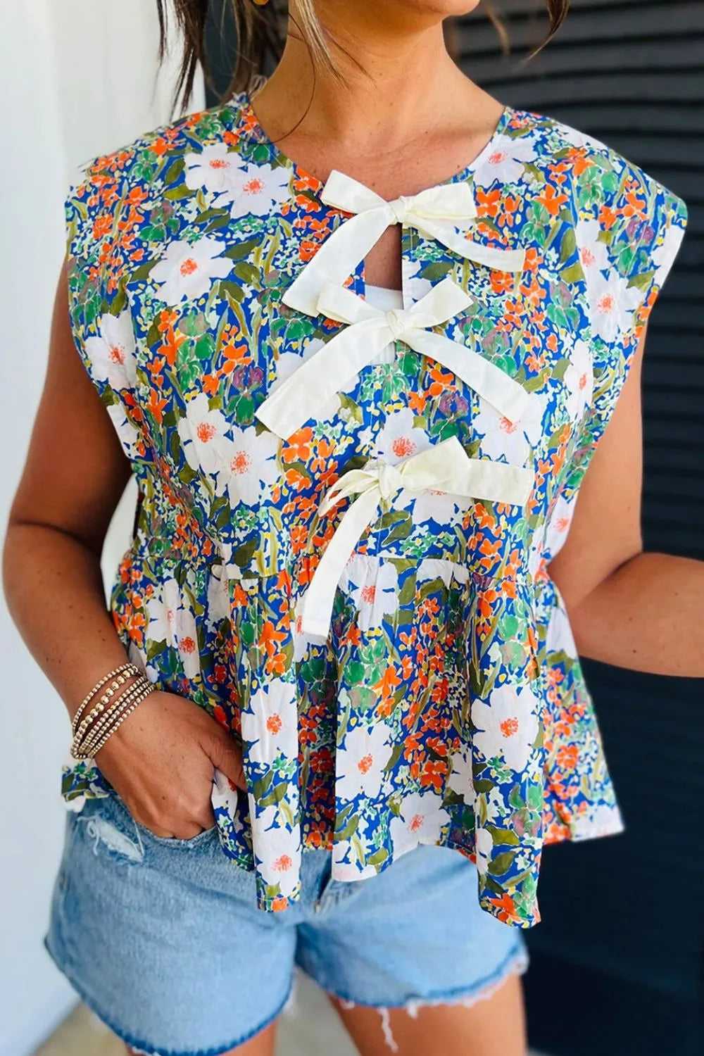 Floral Print Bow Applique Slit Sleeveless Peplum Blouse