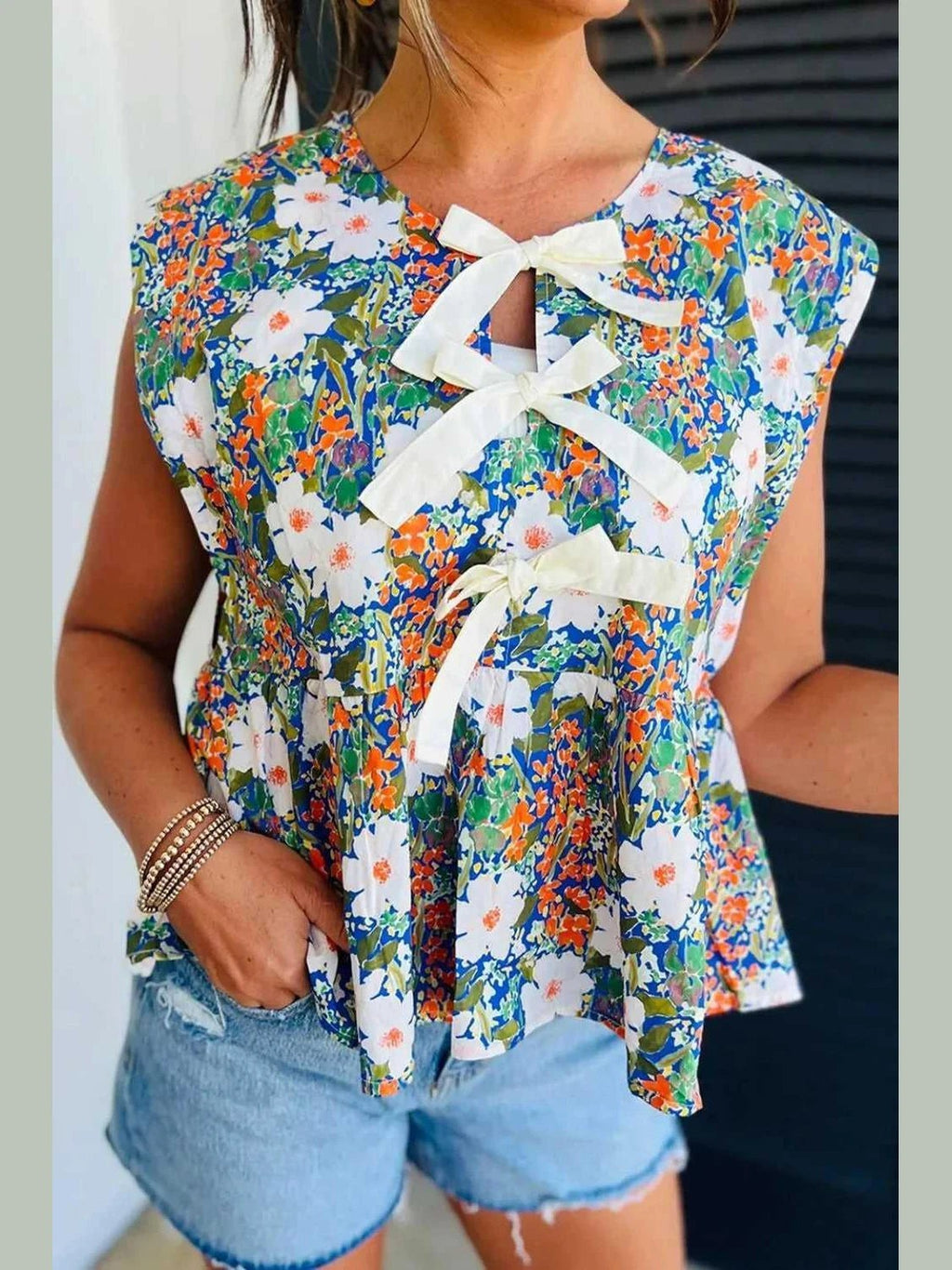 Floral Print Bow Applique Slit Sleeveless Peplum Blouse -- 