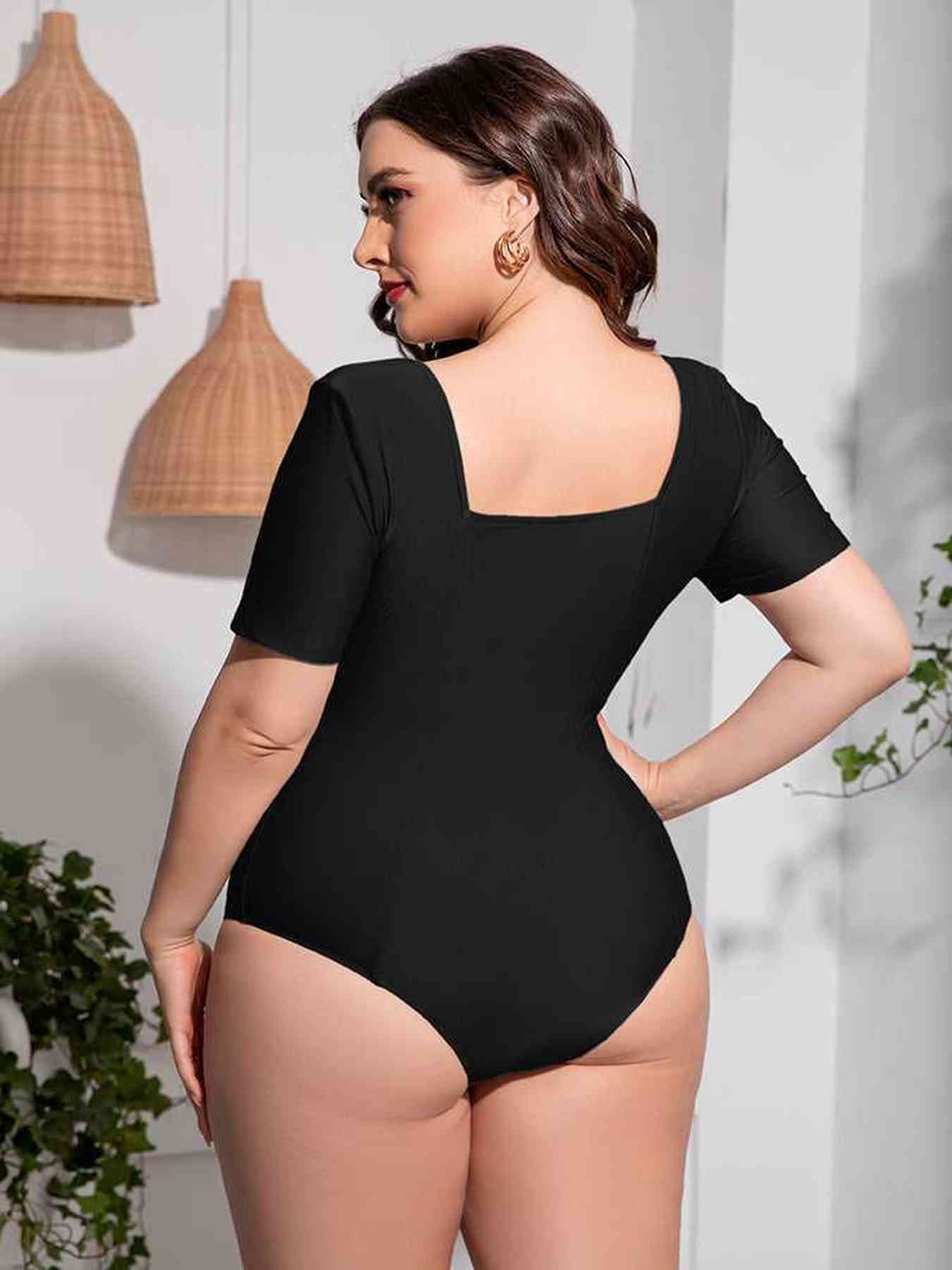 Plus Size Scoop Neck Short Sleeve One-Piece Swimsuit -- 