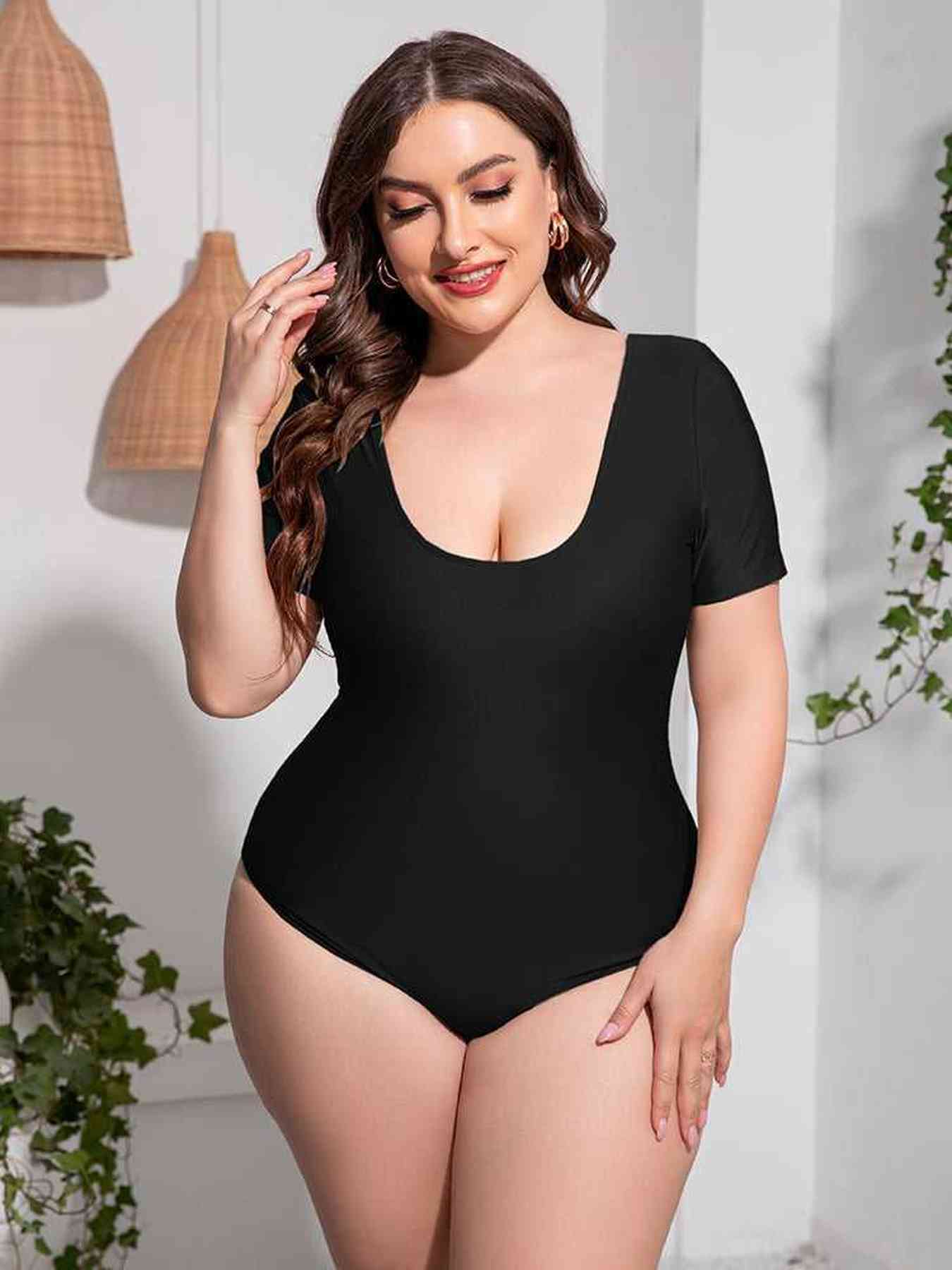 Plus Size Scoop Neck Short Sleeve One-Piece Swimsuit -- 