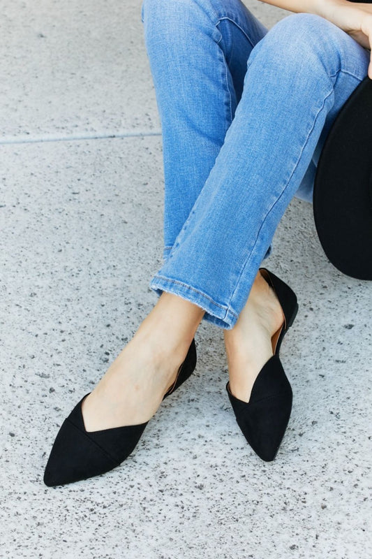 Qupid Simple and Chic Pointed Toe Ballet Flats in Black