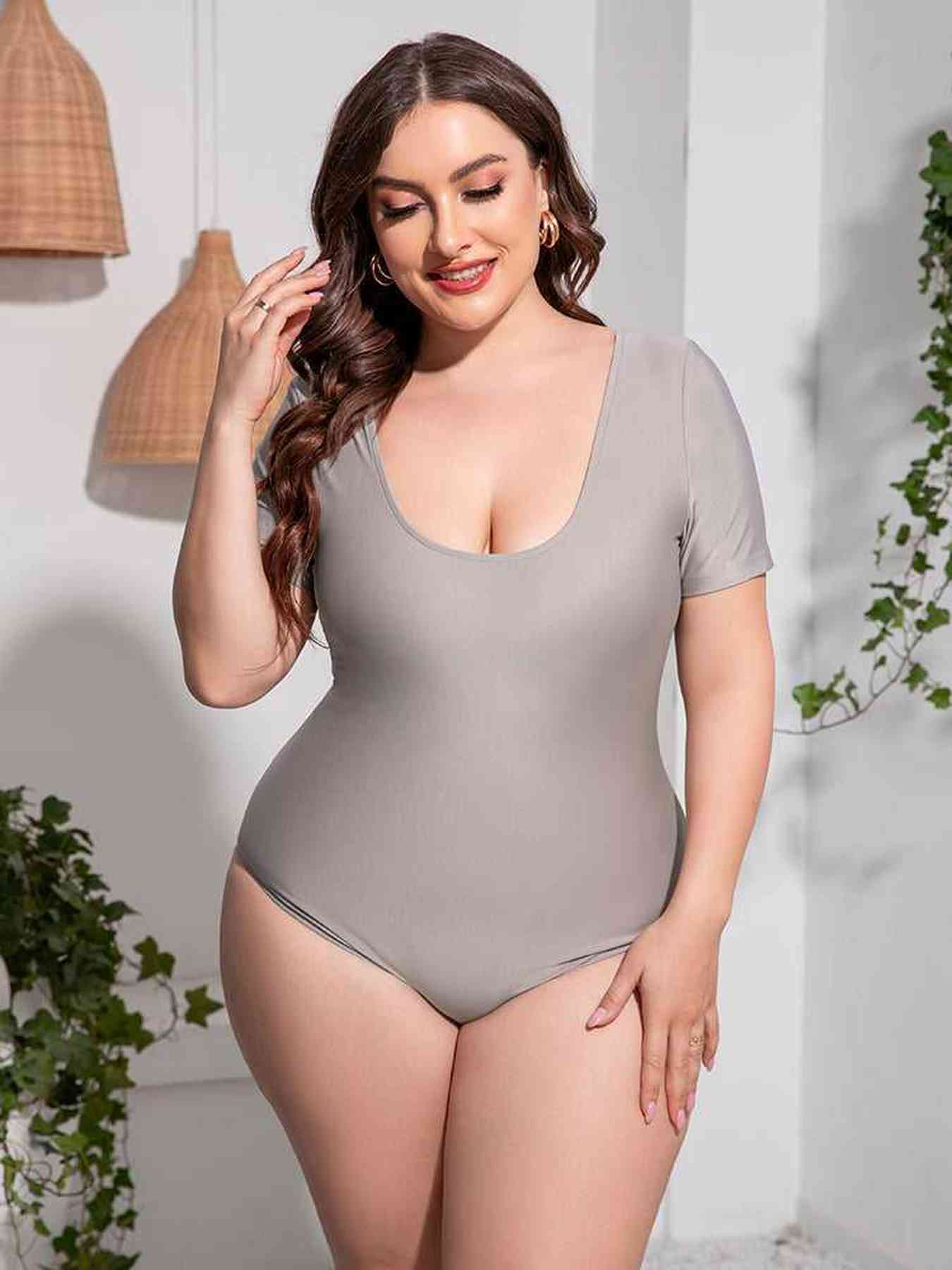 Plus Size Scoop Neck Short Sleeve One-Piece Swimsuit -- 